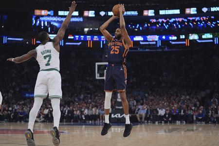 Mikal Bridges z New York Knicks strieľa ponad brániaceho Jaylena Browna z Bostonu.