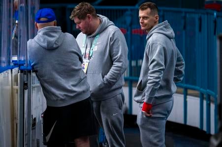 Puk mu letel na hlavu. Reflexívne zodvihol ruku. Strela mu ju zlomila. Ivan zajtra letí zo Štokholmu domov