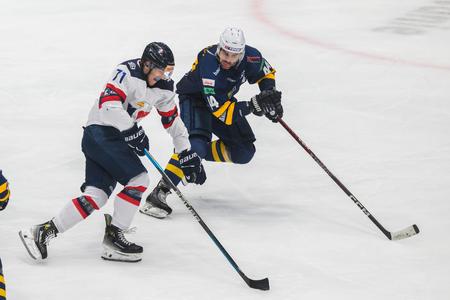 Na snímke zľava Tomáš Dudáš (Slovan) a Juraj Valach (SNV)  v zápase  10. kola Tipos extraligy HC Slovan Bratislava - HK Spišská Nová Ves v Bratislave 13. októbra 2024.
