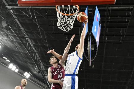 Na snímke vpravo Boris Bojanovský (Slovensko) a vľavo Arturs Kurucs (Lotyšsko) počas zápasu C-skupiny kvalifikácie ME 2025.