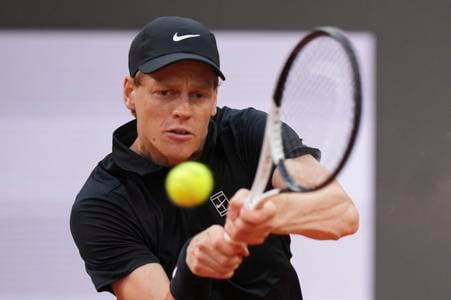 Taliansky tenista Jannik Sinner odvracia úder Argentínčanovi Franciscovi Cerundolovi v osemfinále tenisového turnaja ATP Masters 1000 v Ríme.