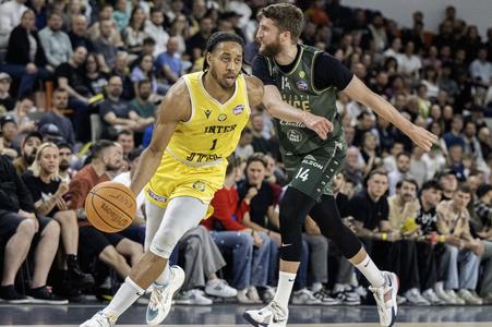 Na snímke zľava Isaiah Cousins (Inter) a David Abrahám (Levice) počas štvrtého finálového zápasu play off Tipos SBL v basketbale mužov medzi Inter Bratislava - Patrioti Levice.