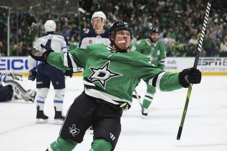 Útočník Dallasu Mikael Granlund oslavuje hetrik v zápase proti Winnipegu.