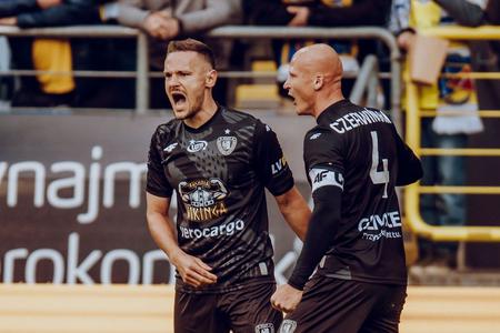 Tomáš Huk (vľavo) sa až vo svojom 28. zápase ligovej sezóny tešil zo streleného gólu, a to dokonca hneď dvakrát.