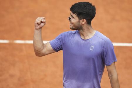 AZ19 Rím - Na snímke španielsky tenista Carlos Alcaraz sa raduje po výhre nad Britom Jackom Draperom vo štvrťfinále dvojhry mužov na turnaji ATP v Ríme 14. mája 2025. FOTO TASR/AP..Spain's Carlos Alcaraz celebrates after defeating Britain's Jack Draper in their quarter-final tennis match at the Italian Open at the Foro Italico, in Rome, Wednesday, May 14, 2025.(AP Photo/Alessandra Tarantino)