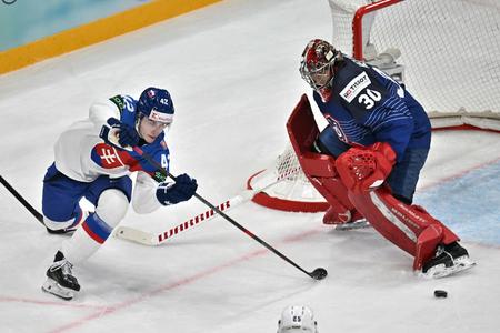 Na snímke vľavo Samuel Honzek (Slovensko) pred brankárom Antoineom Kellerom (Francúzsko) počas zápasu základnej A-skupiny Slovensko - Francúzsko.