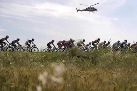AZ17 - Na snímke cyklisti počas 5. etapy Giro d´Italia v cestnej cyklistike na trase Ceglie Messapica - Matera na 151 km 14. mája 2025.