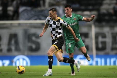 Róbert Boženík (vľavo) a jeho spoluhráči z Boavisty budú v sobotu bojovať o prežitie.