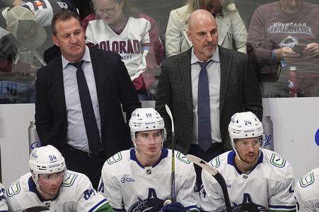 Adam Foote na lavičke Vancouveru Canucks. AP Photo/David Zalubowski, file