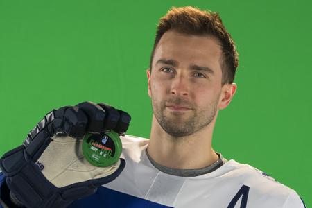 Na snímke slovenský hokejový reprezentant Dominik Graňák počas fotenia v rámci 82. majstrovstiev sveta v ľadovom hokeji 4. mája 2018 v Kodani. 