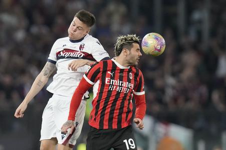 Hráč Bologne Emil Holm (vľavo) a hráč Milána Theo Hernandez bojujú o loptu vo finále Talianskeho pohára AC Miláno - FC Bologna v Ríme.