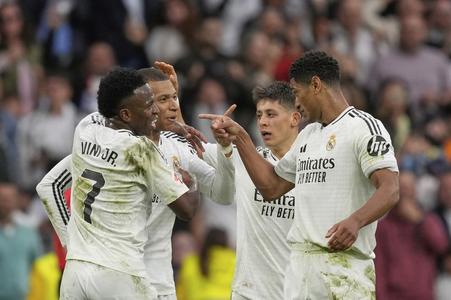 Futbalista Realu Madrid Kylian Mbappe (druhý zľava) sa teší so spoluhráčmi z gólu.