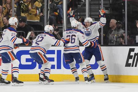 Hokejista Edmontonu Oilers Kasperi Kapanen (42) sa teší so spoluhráčmi z víťazného gólu, ktorý strelil v predĺžení piateho zápasu semifinále play off Západnej konferencie zámorskej NHL Vegas Golden Knights - Edmonton Oilers.