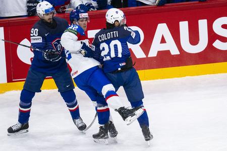 Samuel Kňažko (v strede) sa ocitol medzi dvoma Francúzmi vo štvrtom vystúpení Slovákov na MS v hokeji v Štokholme.