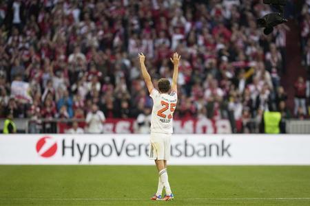 Futbalista Bayernu Mníchov Thomas Müller sa lúči s fanúšikmi počas zápasu 33. kola nemeckej Bundesligy Bayern Mníchov - Borussia Mönchengladbach v Mníchove.