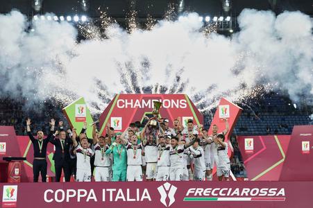 Futbalisti FC Bologna oslavujú s trofejou po výhre vo finále Talianskeho pohára AC Miláno - FC Bologna v Ríme.