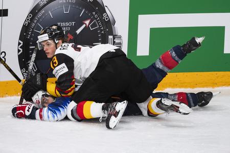 Na snímke dole Conor Garland (USA) a Lukas Reichel (Nemecko).