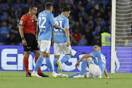 Zranený slovenský hráč v drese SSC Neapol Stanislav Lobotka sedí na trávniku počas zápasu 36. kola talianskej Serie A.