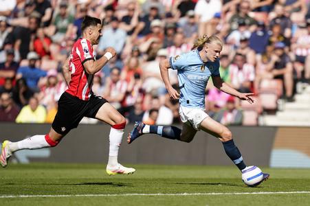 Na snímke hráč Manchesteru Erling Haaland (vpravo) a hráč Southamptonu Jan Bednarek bojujú o loptu v zápase 36. kola anglickej Premier League.