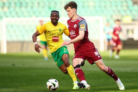 Na snímke zľava Ridwan Sanusi (Žilina) a Vincent Chyla (Podbrezová) bojujú o loptu v zápase 1. kola nadstavbovej časti futbalovej Niké ligy v skupine o titul medzi MŠK Žilina a FK Železiarne Podbrezová.
