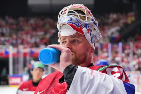 Český brankár rozdelil hokejových fanúšikov! Na MS chytá v maske, na ktorej má prezidenta