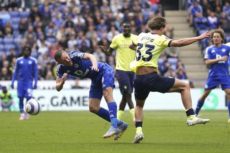 Jamie Vardy (vľavo) bojuje o loptu s Tylerom Diblingom v drese Southamptonu.