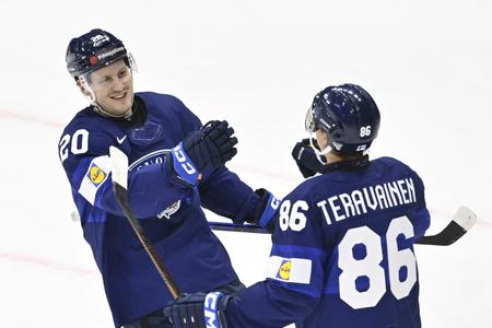 Fínsky hráč Eeli Tolvanen (vľavo) oslavuje po tom, ako strelil siedmy gól v zápase A-skupiny Fínsko - Slovinsko na MS 2025 v hokeji vo švédskom Štokholme.