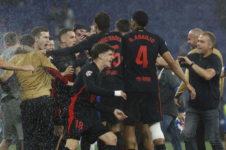 Radosť hráčov FC Barcelona po výhre v derby nad Espayolom, po ktorom si zabezpečili 28. titul.