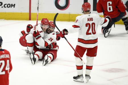 Hokejisti Caroliny Hurricanes Andrej Svečnikov (37) a Sebastian Aho (20) sa tešia z gólu do prázdnej brány, ktorý strelil ich spoluhráč Seth Jarvis (24) v piatom zápase semifinále play-off Východnej konferencie zámorskej NHL Washington Capitals - Carolina Hurricanes.