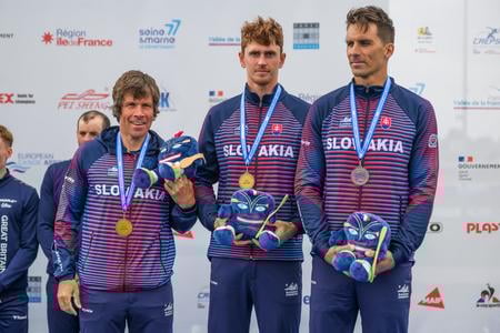 Na snímke sprava slovenskí vodní slalomári Matej Beňuš, Marko Mirgorodský a Michal Martikán na stupni víťazov po pretekoch v kategórii 3xC1 mužov na majstrovstvách Európy vo vodnom slalome vo francúzskom Vaires-sur-Marne pri Paríži 15. mája 2025.