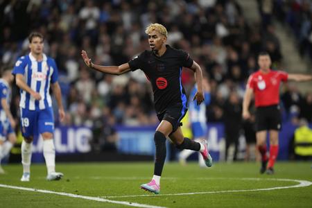 Futbalista Barcelony Lamine Yamal sa teší z gólu počas zápasu 36. kola španielskej La Ligy Espanyol Barcelona - FC Barcelona.