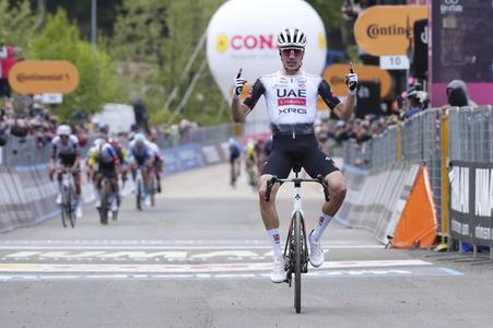 Španiel Juan Ayuso oslavuje triumf v 7. etape Giro d'Italia z Castel di Sangro tdo Tagliacozza.