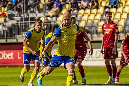 Jozef Špyrka otvára skóre zápasu Pohronie - Liptovský Mikuláš.