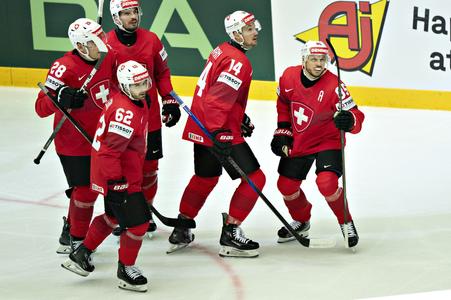 Švajčiar Sven Andrighetto oslavuje so spoluhráčmi gól v sieti Nórska.