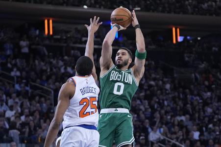 Na snímke hráč Bostonu Jayson Tatum (vpravo) a hráč New Yorku Mikal Bridges bojujú o loptu v zápase 2. kola play off semifinálovej série Východnej konferencie zámorskej NBA Boston Celtics - New York Knicks.