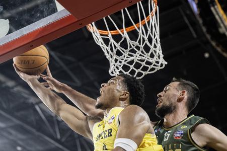 Interista Shamiel Stevenson (s loptou) zakončuje tiesnený levickým pivotom Borisom Bojanovským. O tvrdé súboje istotne nebude núdza ani v rozhodujúcom piatom stretnutí.