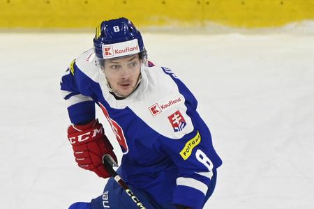 Na snímke Oliver Okuliar (Slovensko) v prípravnom zápase pred MS 2024 v hokeji Slovensko - Česko v piatok 26. apríla 2024 v Trenčíne.