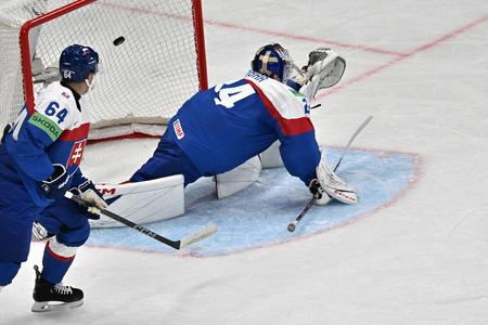Na snímke zľava Patrik Koch a brankár Patrik Rybár (obaja Slovensko) inkasuje gól počas zápasu základnej A-skupiny Švédsko - Slovensko na 88. majstrovstvách sveta v ľadovom hokeji vo švédskom Štokholme.