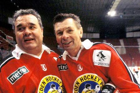 Dvojica rodákov zo Slovenska Vladimír Dzurilla a Stan Mkita na ľade arény Hovet pri exhibičnom zápase hokejový legiend počas MS 1995 v Štokholme.