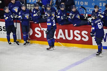 Na snímke hráč Fínska Juuso Parssinen (vpravo) sa raduje so spoluhráčmi z gólu v zápase A-skupiny Fínsko - Lotyšsko na MS2025 v ľadovom hokeji v Štokholme.