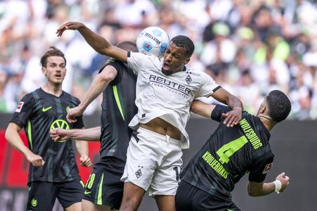 Denis Vavro (uprostred vľavo) z Wolfsburgu,  Alassane Plea (uprostred) z Borussie Mönchengladbach a Konstantinos Koulierakis z Wolfsburgu počas záverečného 34. kola nemeckej Bundesligy Mönchengladbach - VfL Wolfsburg v Mönchengladbachu.