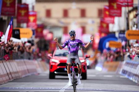 Austrálčan Luke Plapp v cieli 8. etapy the Giro d'Italia z Giulianova do Castelraimonda.