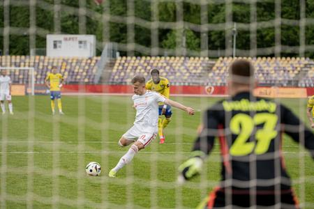 Banskobystričan Martin Rymarenko premieňa pokutový kop proti brankárovi Budinskému, znížil na 2:3 z pohľadu Dukly. 
