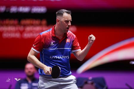 Slovenský stolnotenisový reprezentant Ľubomír Pištej mal v sobotu na MS v katarskej Dauhe dôvod na radosť v dvoch zápasoch.