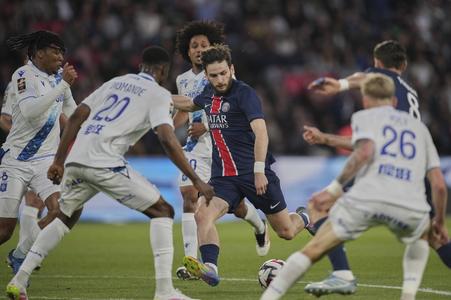 Hráč PSG Chviča Kvaracchelija (uprostred) počas zápasu záverečného 34. kola francúzskej Ligue 1 Paríž St. Germain - AJ Auxerre v Paríži.