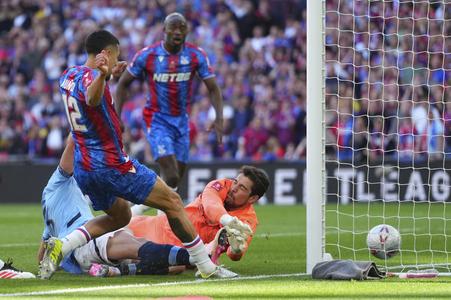 Hráč Daniel Munoz z Crystal Palace strieľa gól, ktorý neskôr nebol uznaný na základe rozhodnutia VAR vo finále FA Cupu Crystal Palace - Manchester City v Londýne 17. mája 2025.