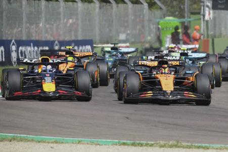 Verstappen zvíťazil v Imole po skvelom manévri v úvode, Ferrari minimalizovalo straty
