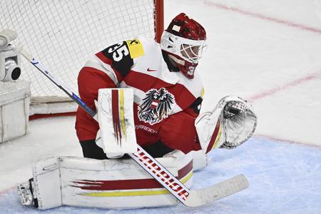 Rakúsky brankár Atte Tolvanen počas MS v hokeji 2025. Christine Olsson/TT News Agency via AP