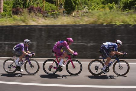 Na snímke cyklisti počas 8. etapy Giro d´Italia. Marco Alpozzi/LaPresse via AP