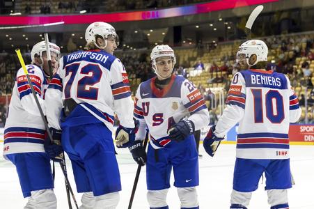 Americkí hokejisti Tage Thompson (druhý vľavo), Jackson Lacombe (vľavo), Zeev Buium (druhý vpravo) a Matty Beniers (vpravo) sa tešia z gólu v zápase B-skupiny Kazachstan - USA.